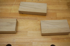 Die drei Holzklötze, aus denen der Klopapierhalter gebaut wird, liegen auf der Werkbank