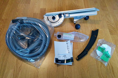 Der Lieferumfang der Festool CS 70 EB liegt ausgebreitet auf dem Boden