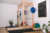 Ein stabiles Powerrack aus Holz steht auf Gummimatten in einem Home-Gym